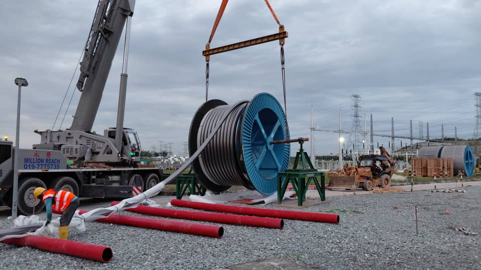 275kV cable laying operation with crane and cable drum